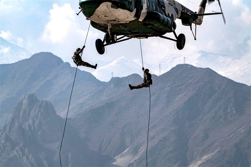 Des femmes soldats réalisent leur premier saut en parachute au Tibet