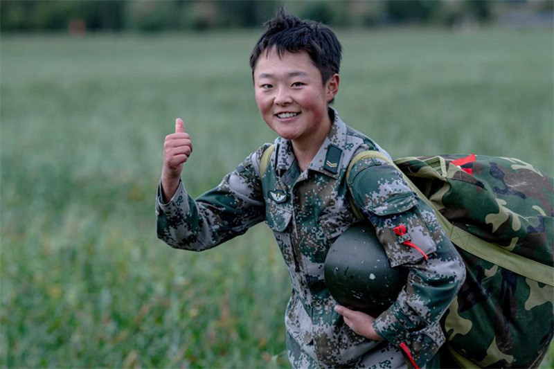 Des femmes soldats réalisent leur premier saut en parachute au Tibet