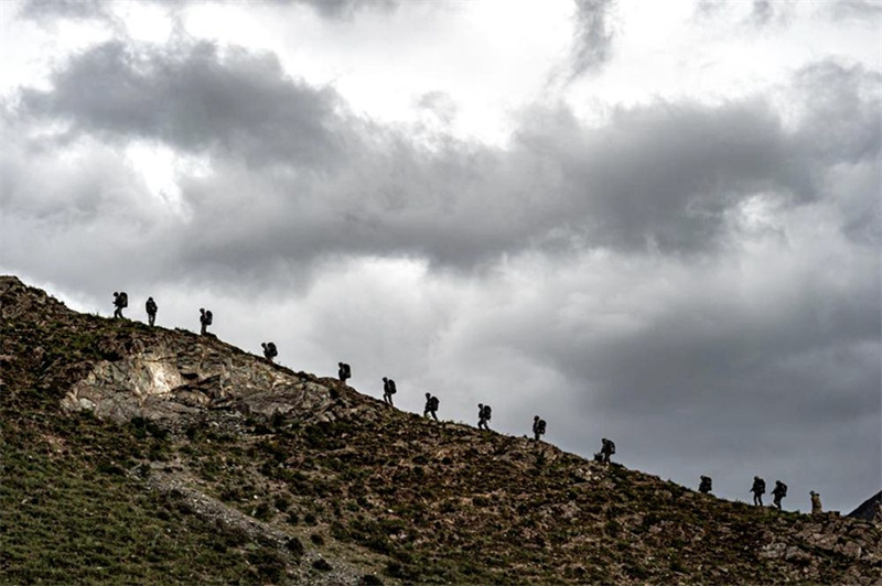 Des femmes soldats réalisent leur premier saut en parachute au Tibet