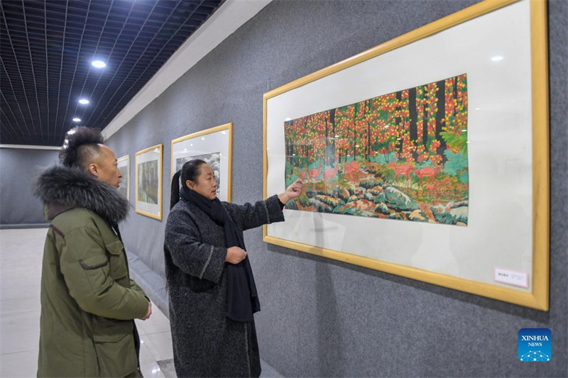 Jilin : un artiste folklorique raconte des histoires chinoises avec du papier découpé