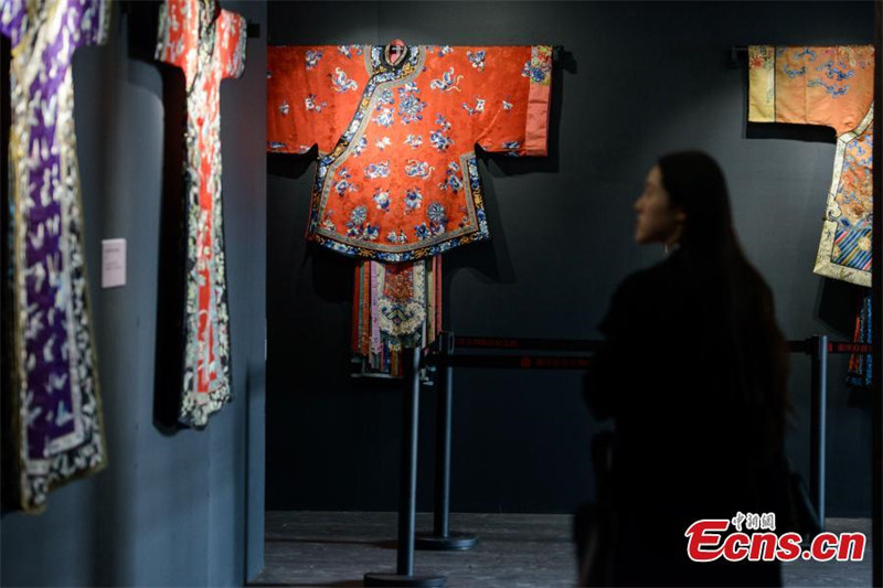 Une exposition de costumes traditionnels attire les visiteurs à Chongqing