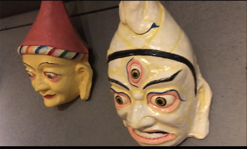 Comment un artisan tibétain préserve le patrimoine des masques ?