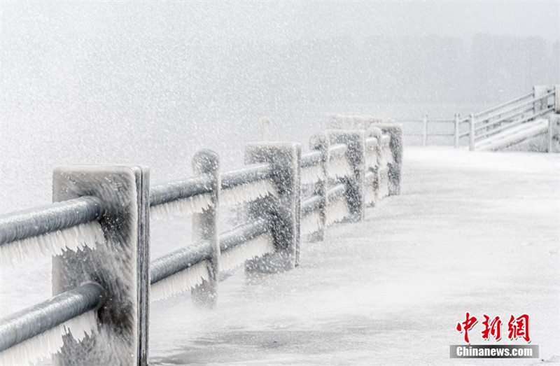 Shandong : à Weihai, le paysage de glace ressemble à un ? monde de glace et de neige ?