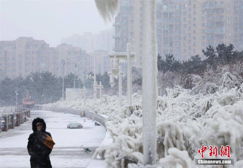 Shandong : à Weihai, le paysage de glace ressemble à un ? monde de glace et de neige ?