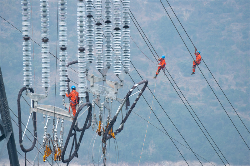 Hubei : la construction de la ligne électrique à ultra haute tension Baihetan-Jiangsu se poursuit