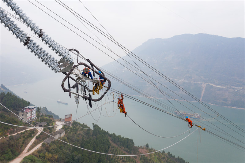 Hubei : la construction de la ligne électrique à ultra haute tension Baihetan-Jiangsu se poursuit