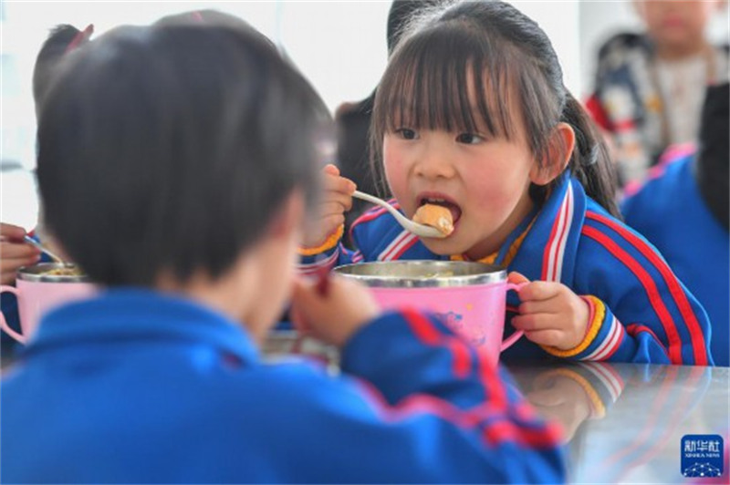 Hunan : une cuisine prépare des aliments nutritionnels pour les ? jeunes pousses ?