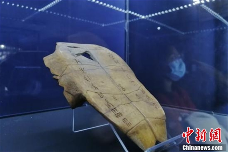 Des visiteurs découvrent l'évolution de l'écriture dans une exposition d'écriture ossécaille à Tianjin