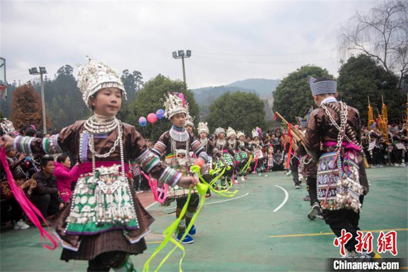 En photos : des enfants perpétuent avec ardeur la danse traditionnelle Lusheng du Guizhou