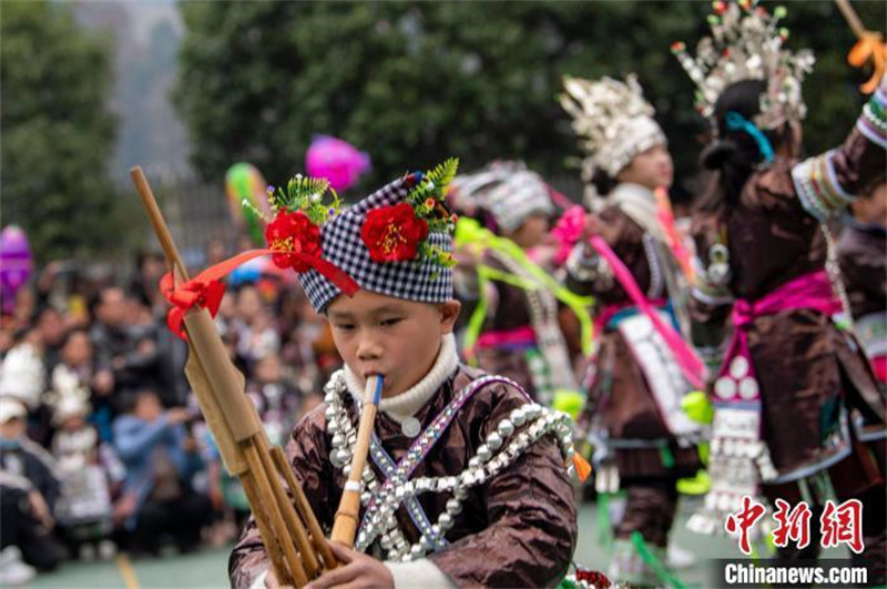 En photos : des enfants perpétuent avec ardeur la danse traditionnelle Lusheng du Guizhou