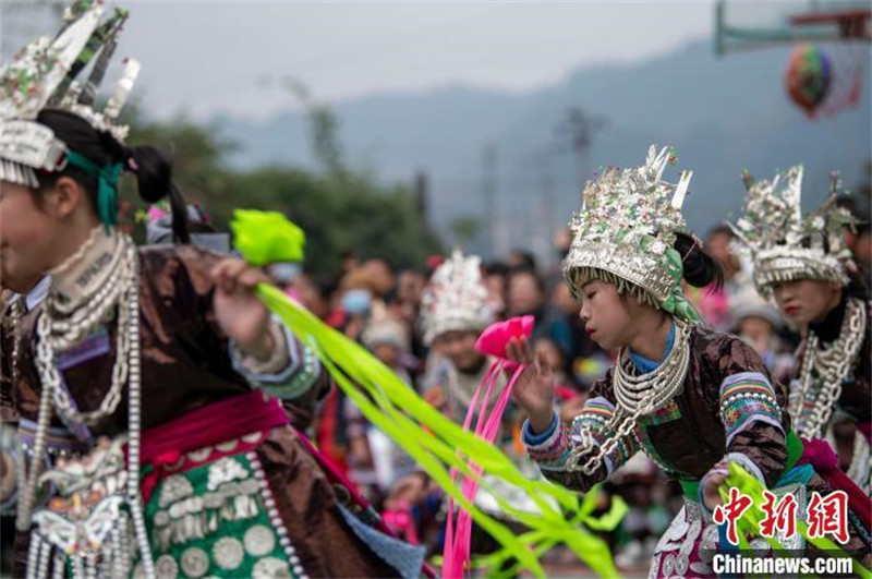 En photos : des enfants perpétuent avec ardeur la danse traditionnelle Lusheng du Guizhou