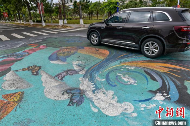 Une peinture 3D ? Bonjour, la forêt tropicale humide ? dévoilée sur le campus de l'Université de Hainan