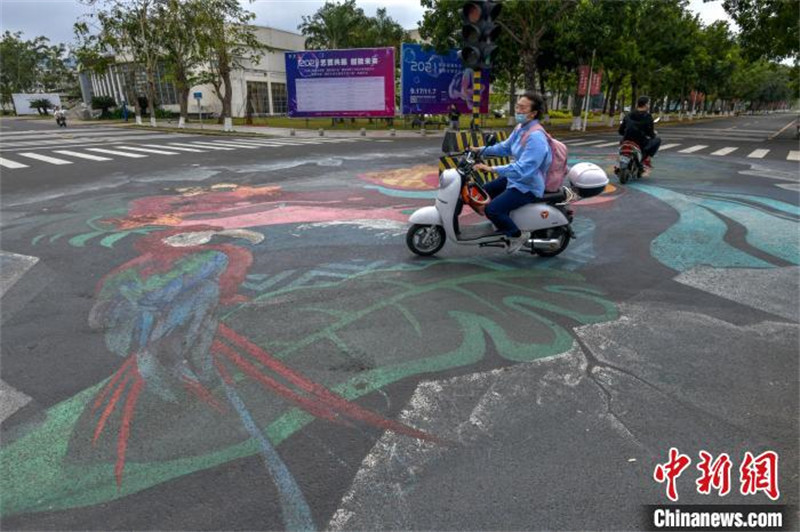 Une peinture 3D ? Bonjour, la forêt tropicale humide ? dévoilée sur le campus de l'Université de Hainan