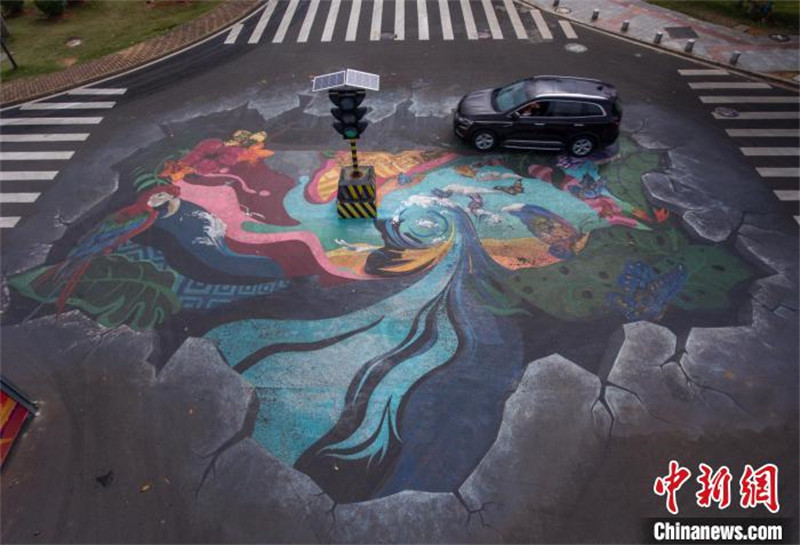 Une peinture 3D ? Bonjour, la forêt tropicale humide ? dévoilée sur le campus de l'Université de Hainan