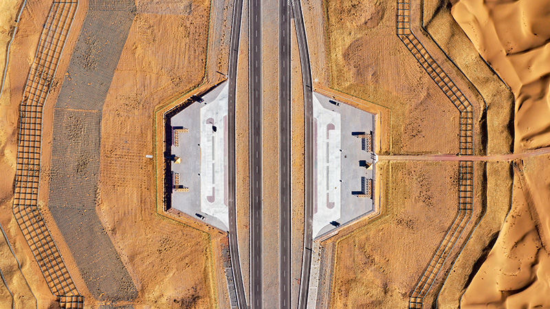 Ouverture de la première autoroute à travers le désert de Tengger, dans le nord-ouest de la Chine