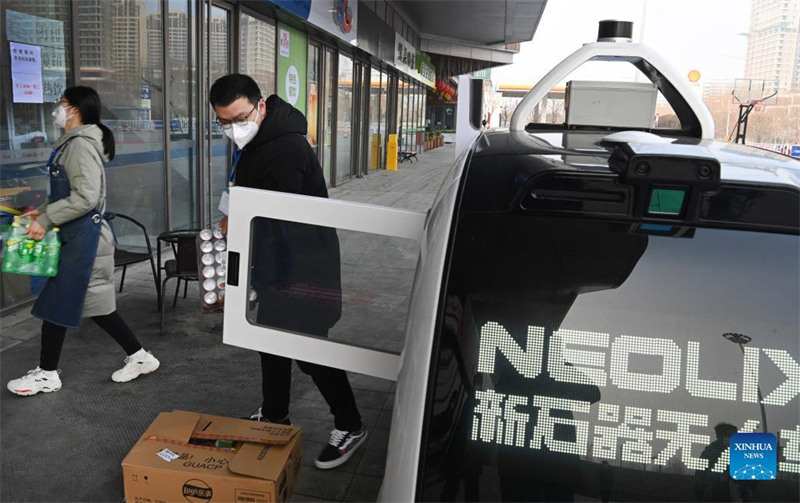 Des véhicules sans conducteur utilisés pour transporter des marchandises à Xi'an