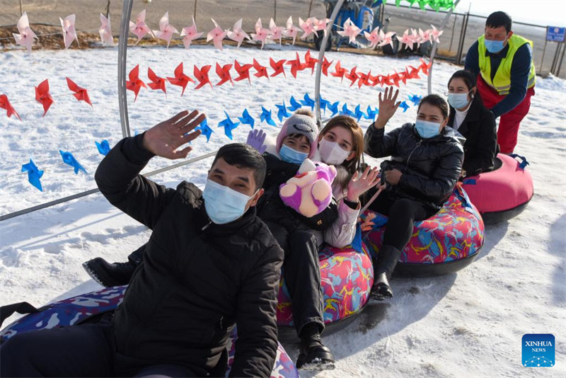 Une station de ski dans le désert alimente la passion des gens pour les sports d'hiver dans le Xinjiang