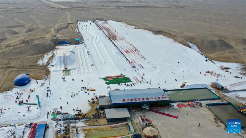 Une station de ski dans le désert alimente la passion des gens pour les sports d'hiver dans le Xinjiang