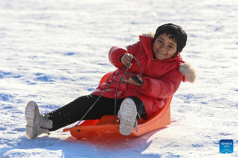 Une station de ski dans le désert alimente la passion des gens pour les sports d'hiver dans le Xinjiang