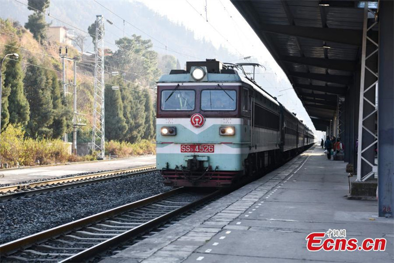 Des trains à basse vitesse traversent des montagnes de la province du Sichuan