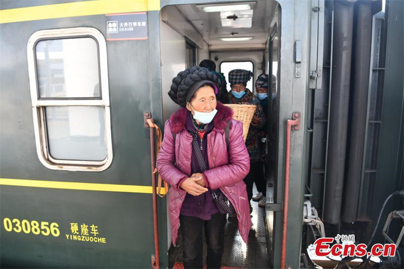 Des trains à basse vitesse traversent des montagnes de la province du Sichuan