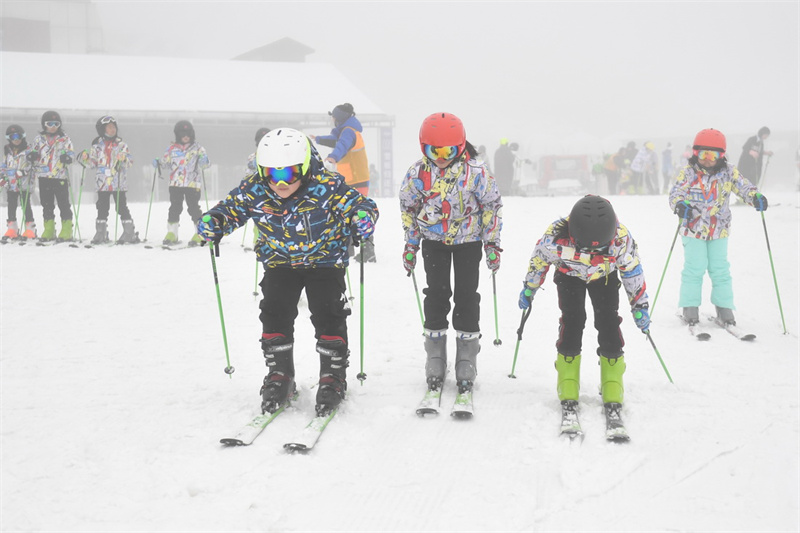 Une ? classe de glace et de neige ? d'une école primaire d'un village de montagne de l'est de la Chine