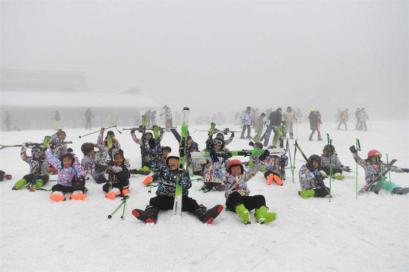 Une ? classe de glace et de neige ? d'une école primaire d'un village de montagne de l'est de la Chine