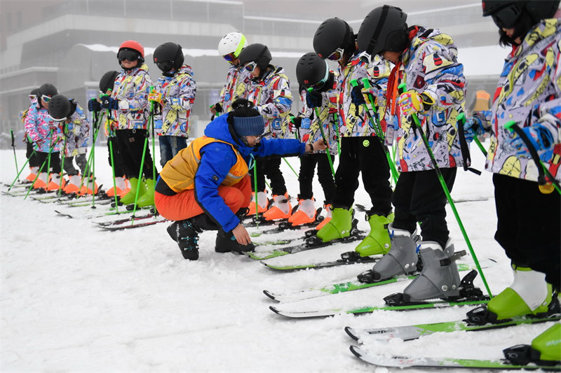 Une ? classe de glace et de neige ? d'une école primaire d'un village de montagne de l'est de la Chine