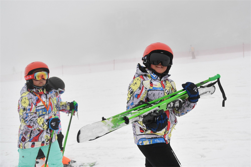 Une ? classe de glace et de neige ? d'une école primaire d'un village de montagne de l'est de la Chine