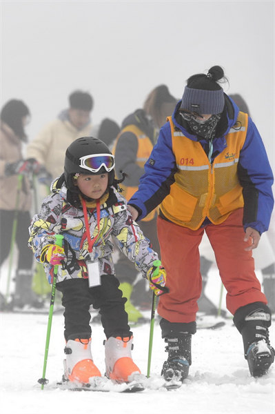 Une ? classe de glace et de neige ? d'une école primaire d'un village de montagne de l'est de la Chine