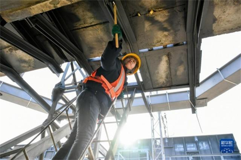 Une jeune gardienne patrouille sur un pont pour assurer la sécurité des transports pendant la Fête du Printemps