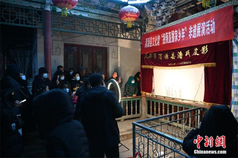 Le Nouvel An chinois derrière le spectacle de théatre d'ombres chinoises du Gansu