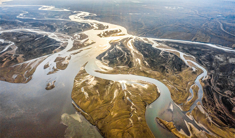 Dans le district de Wanrong de la province du Shanxi, le fleuve Jaune est pittoresque en hiver