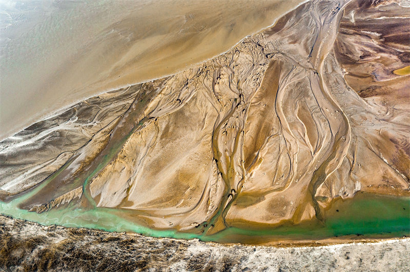 Dans le district de Wanrong de la province du Shanxi, le fleuve Jaune est pittoresque en hiver