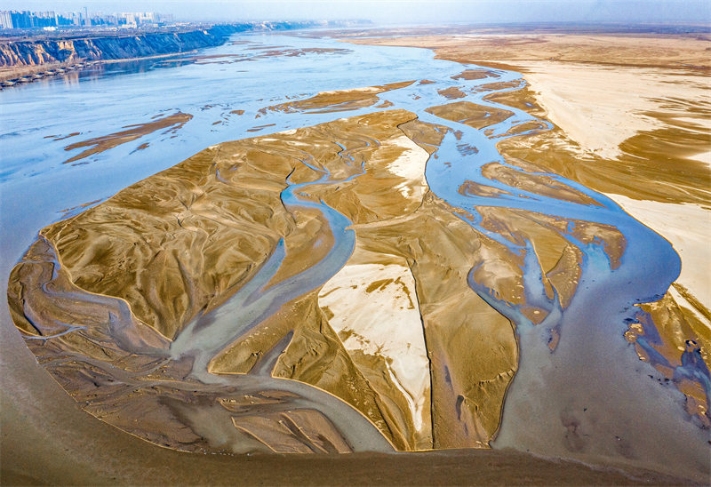 Dans le district de Wanrong de la province du Shanxi, le fleuve Jaune est pittoresque en hiver