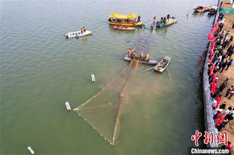 Jiangsu : la saison de la pêche d'hiver bat son plein à Taizhou