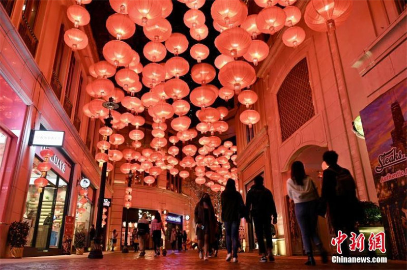 Des lanternes rouges décorent les rues de Hong Kong pour le Nouvel An chinois