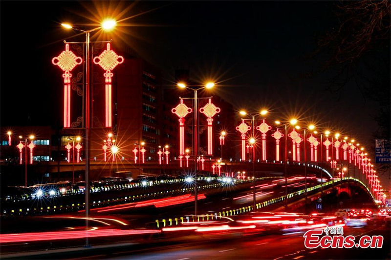 Des décorations en forme de n?uds chinois illuminent l'avenue Chang'an à Beijing