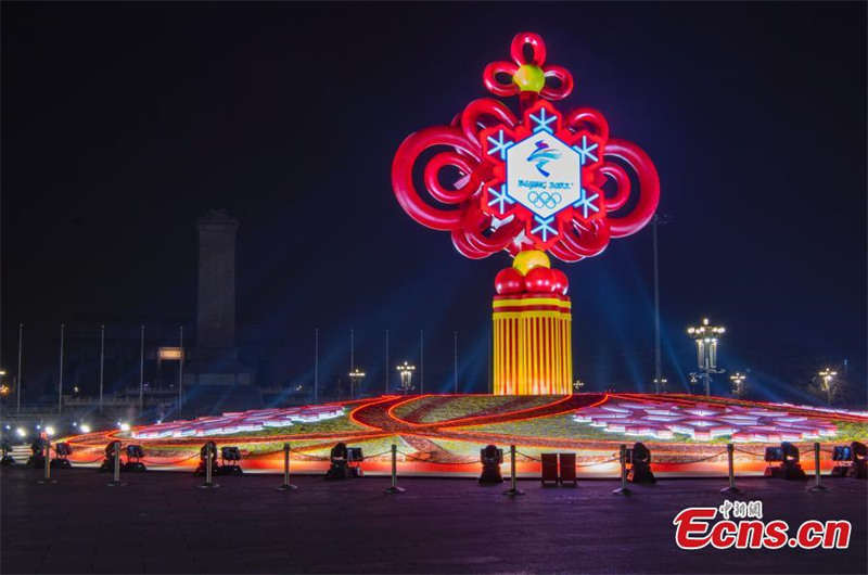 Des décorations en forme de n?uds chinois illuminent l'avenue Chang'an à Beijing