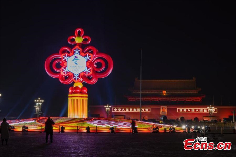 Des décorations en forme de n?uds chinois illuminent l'avenue Chang'an à Beijing