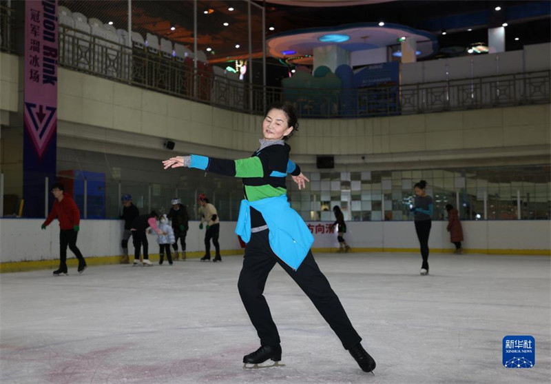 Une championne patineuse de 67 ans retourne sur la glace