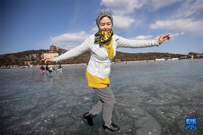 Une championne patineuse de 67 ans retourne sur la glace