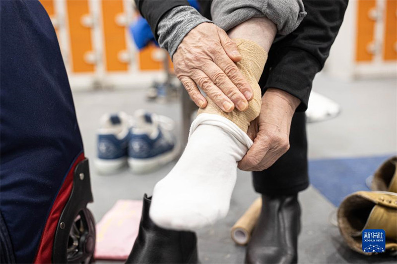 Une championne patineuse de 67 ans retourne sur la glace