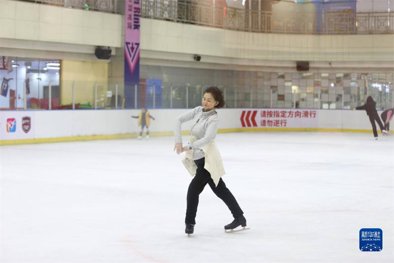 Une championne patineuse de 67 ans retourne sur la glace