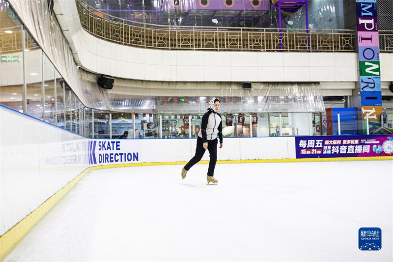 Une championne patineuse de 67 ans retourne sur la glace