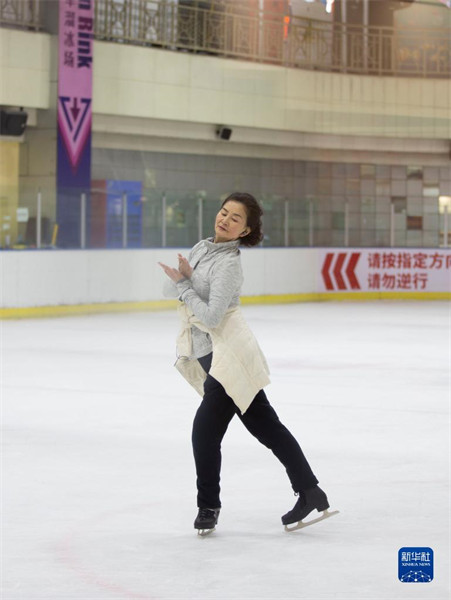 Une championne patineuse de 67 ans retourne sur la glace