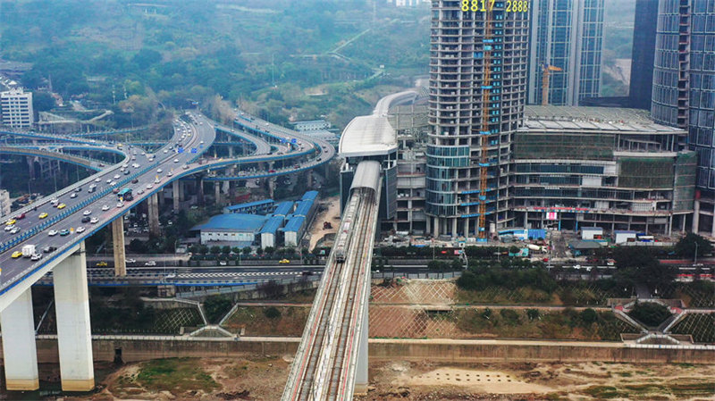 La ligne 9 de transport sur rail à Chongqing montre un nouveau paysage du ? rail passant à travers des batiments ?