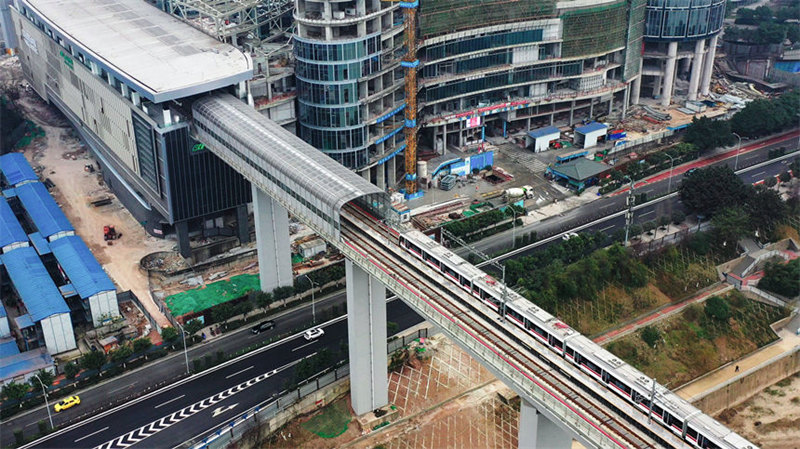 La ligne 9 de transport sur rail à Chongqing montre un nouveau paysage du ? rail passant à travers des batiments ?