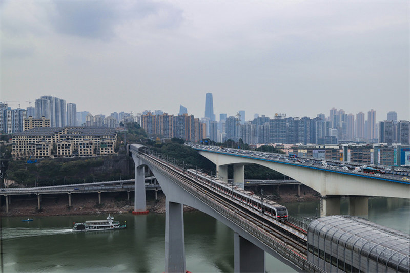 La ligne 9 de transport sur rail à Chongqing montre un nouveau paysage du ? rail passant à travers des batiments ?