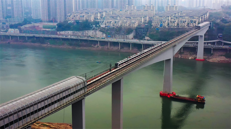 La ligne 9 de transport sur rail à Chongqing montre un nouveau paysage du ? rail passant à travers des batiments ?